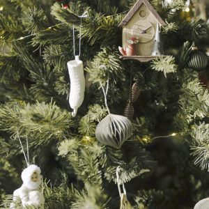 Photo of Christmas tree with decorations by Cottonbro Studio, pexels.com