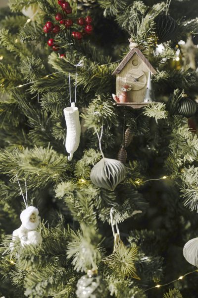 Photo of Christmas tree with decorations by Cottonbro Studio, pexels.com